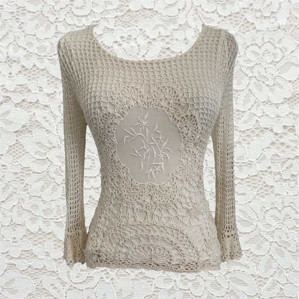 vintage 3/4 sleeve crochet top with gorgeous flower applique in the center